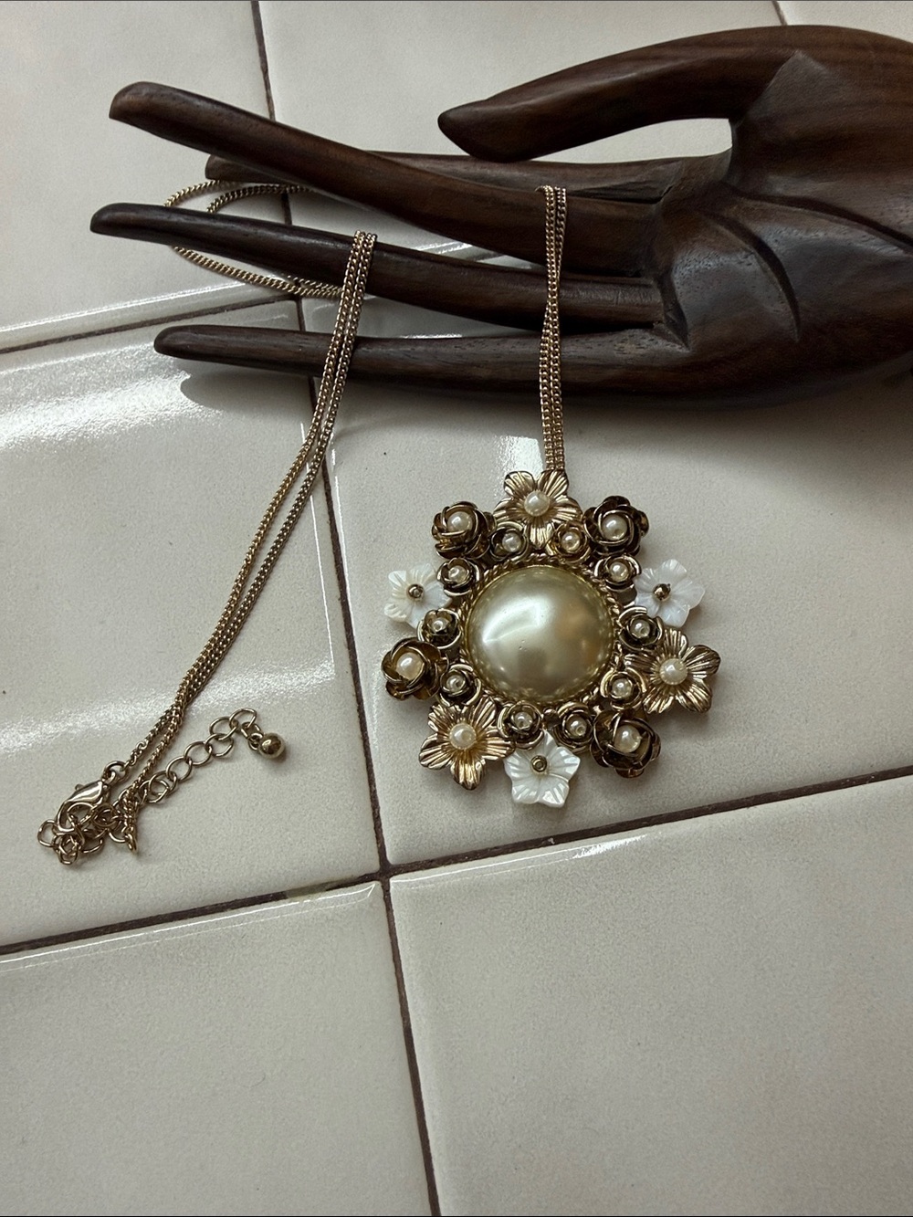 Beautiful vintage goldtone flower pendant necklace.